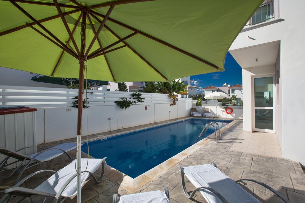 Avra Villas Paralimni Habitación foto
