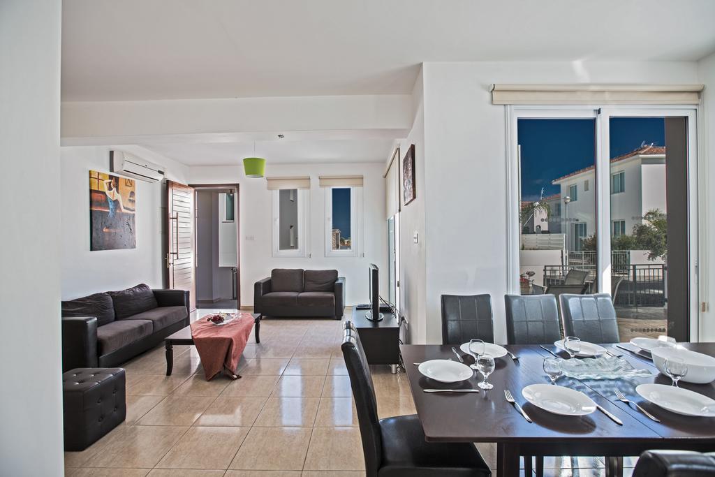 Avra Villas Paralimni Habitación foto