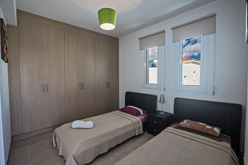 Avra Villas Paralimni Habitación foto